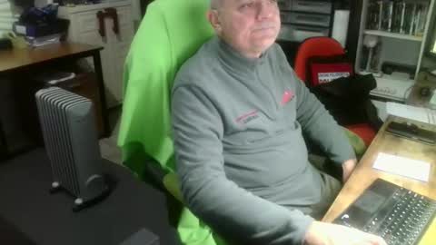 Snapshot of ernello chatting on 11.04.25 ernello online show from 11.04.25
