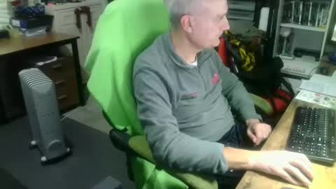 Snapshot of ernello chatting on 11.14.25 ernello online show from 11.14.25