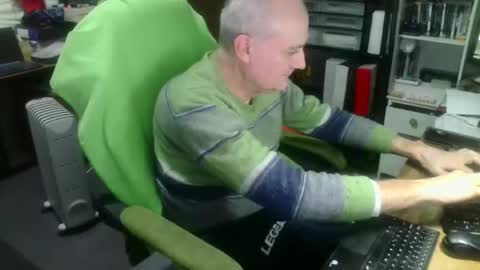 Snapshot of ernello chatting on 11.15.25 ernello online show from 11.15.25