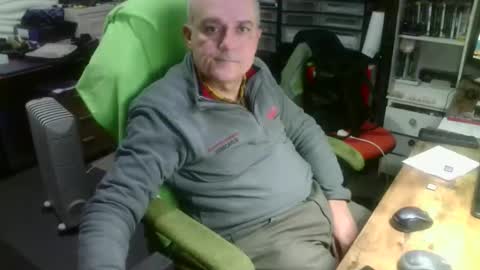 Snapshot of ernello chatting on 11.16.25 ernello online show from 11.16.25
