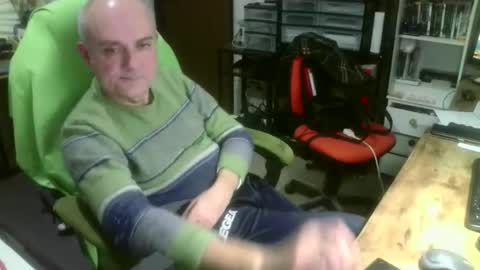Snapshot of ernello chatting on 11.18.25 ernello online show from 11.18.25