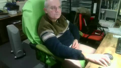 Snapshot of ernello chatting on 11.19.25 ernello online show from 11.19.25