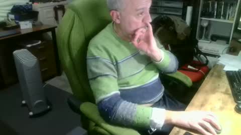 Snapshot of ernello chatting on 11.21.25 ernello online show from 11.21.25