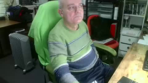 Snapshot of ernello chatting on 11.23.25 ernello online show from 11.23.25