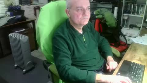 Snapshot of ernello chatting on 11.23.25 ernello online show from 11.23.25