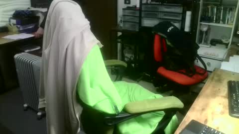 Snapshot of ernello chatting on 11.24.25 ernello online show from 11.24.25