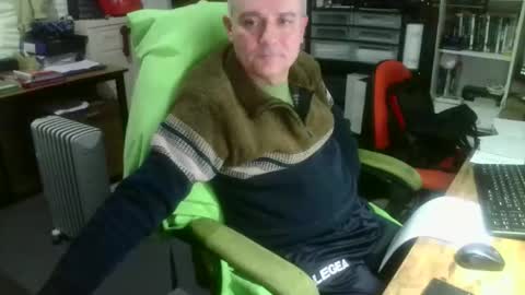 Snapshot of ernello chatting on 11.28.25 ernello online show from 11.28.25