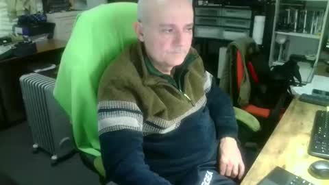 Snapshot of ernello chatting on 11.30.25 ernello online show from 11.30.25