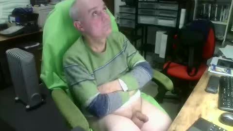 Snapshot of ernello chatting on 12.13.25 ernello online show from 12.13.25