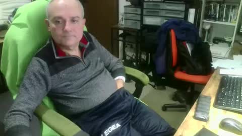 Snapshot of ernello chatting on 12.16.25 ernello online show from 12.16.25