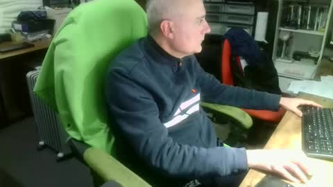 Snapshot of ernello chatting on 12.17.25 ernello online show from 12.17.25