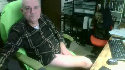 Snapshot of ernello chatting on 12.18.25 ernello online show from 12.18.25