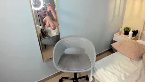 Snapshot of escarleth__ chatting on 02.25.25 Escarlet online show from 02.25.25