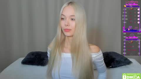 Snapshot of eshcka chatting on 11.25.25 Megan and Brad online show from 11.25.25