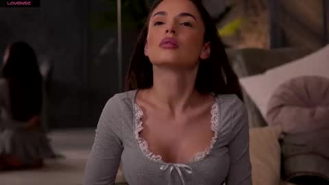 Snapshot of esmeainsley chatting on 02.12.25 Raluca online show from 02.12.25