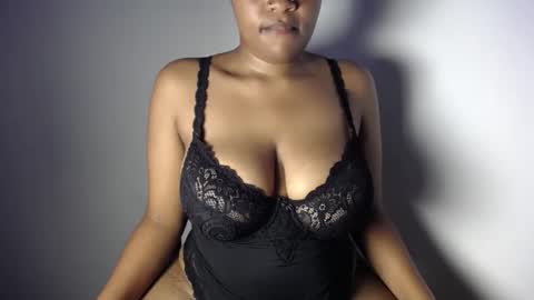 Snapshot of esmeray_ chatting on 05.10.26 Esme online show from 05.10.26