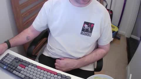 Snapshot of essex_wild chatting on 12.18.25 Morph online show from 12.18.25