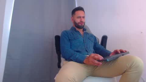 Snapshot of esteban7984068 chatting on 01.04.25 esteban online show from 01.04.25