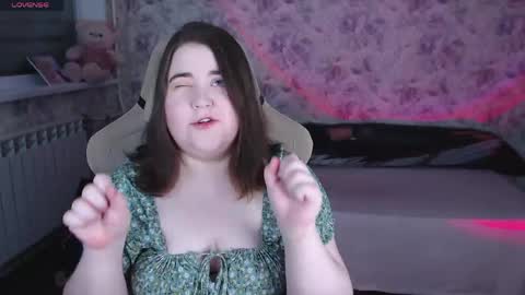 Snapshot of estelle_hicks chatting on 05.10.26 estelle_hicks online show from 05.10.26