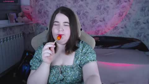 Snapshot of estelle_hicks chatting on 05.20.26 estelle_hicks online show from 05.20.26