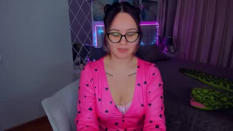 Snapshot of esterkiss chatting on 12.31.24 Odelia online show from 12.31.24