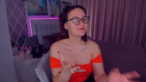 Snapshot of esterkiss chatting on 01.12.25 Odelia online show from 01.12.25