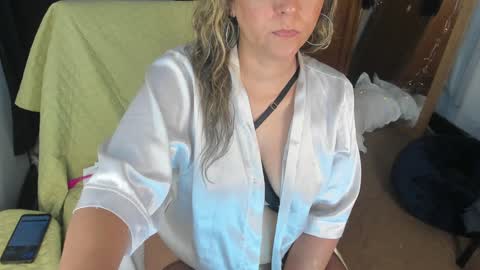 Snapshot of estrellah__ chatting on 12.30.24 - E S T R E L L A M I L F - online show from 12.30.24
