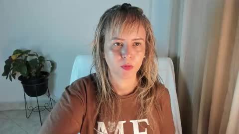 Snapshot of estrellah__ chatting on 10.05.25 - E S T R E L L A M I L F - online show from 10.05.25