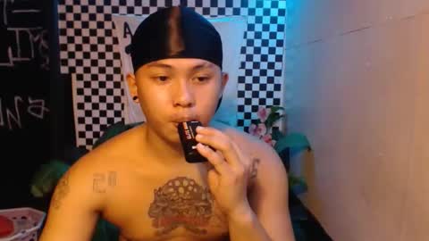 Snapshot of esward_tynn chatting on 11.12.25 im esward tynn online show from 11.12.25