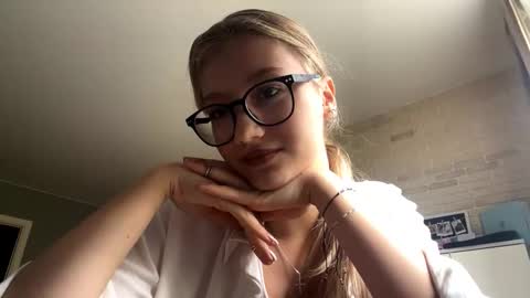 Mia online show from 10.17.25