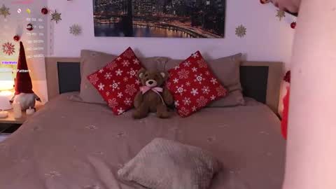 Snapshot of eva__si chatting on 12.18.25 Eva online show from 12.18.25