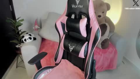 Snapshot of eva_lee18 chatting on 01.21.25 Eva online show from 01.21.25