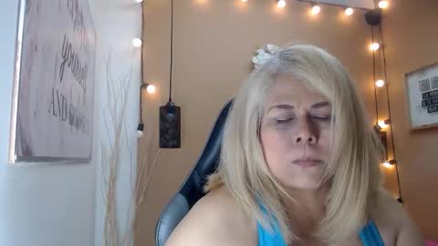 Snapshot of eva_love49 chatting on 11.28.25 eva_love49 online show from 11.28.25