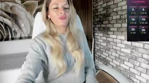 Snapshot of eva_melow chatting on 09.27.25 Eva online show from 09.27.25