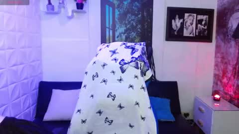 Snapshot of eva_rosell chatting on 10.31.25 Eva online show from 10.31.25