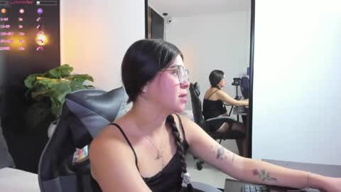 Snapshot of eva_swan_ chatting on 05.27.26 E V A online show from 05.27.26