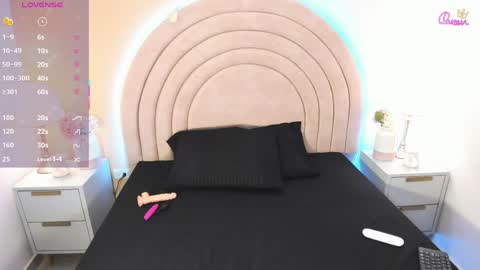 Snapshot of evaa_martinez chatting on 05.18.26 Eva online show from 05.18.26