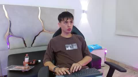 Snapshot of evan_tay chatting on 01.12.26 evan_tay online show from 01.12.26