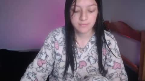 Snapshot of evangeline_petite chatting on 11.25.25 eva online show from 11.25.25