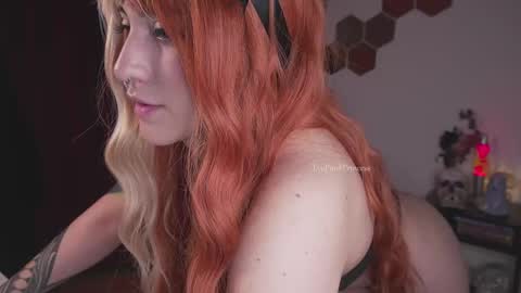 Snapshot of evapunkprincess chatting on 10.27.25 Eva online show from 10.27.25