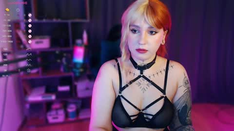 Snapshot of evaredmooon chatting on 12.02.24 Moon online show from 12.02.24