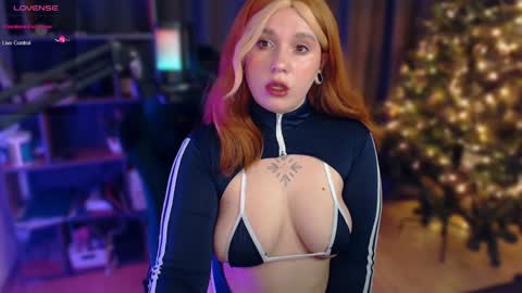 Snapshot of evaredmooon chatting on 12.17.24 Moon online show from 12.17.24