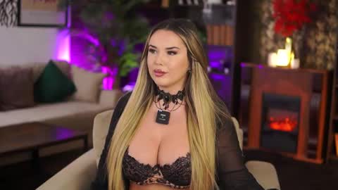 Snapshot of evasunderland chatting on 10.25.25 Eva online show from 10.25.25