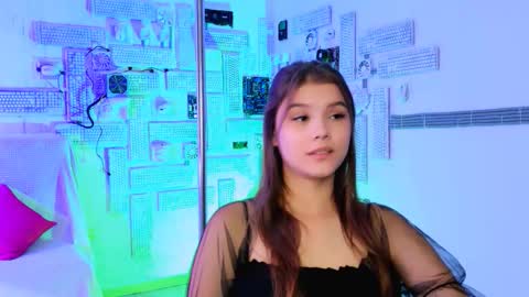 Snapshot of evathopson chatting on 10.12.25 Eva next stream - - 1600 UTC2000 online show from 10.12.25