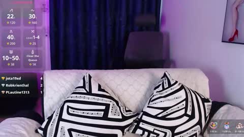 Snapshot of evee_e chatting on 11.08.25 Evee online show from 11.08.25