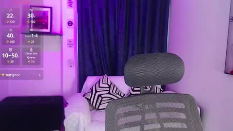 Snapshot of evee_e chatting on 12.03.25 Evee online show from 12.03.25