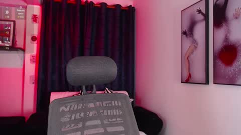 Snapshot of evee_e chatting on 12.20.25 Evee online show from 12.20.25