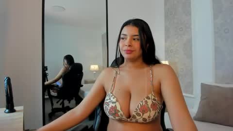 Snapshot of evelin_villan chatting on 04.01.26 E V E L I N online show from 04.01.26