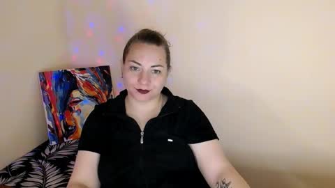Snapshot of evelineli chatting on 09.19.25 Lydia online show from 09.19.25