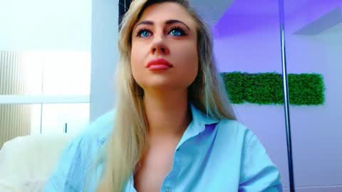 Snapshot of evelinhill chatting on 03.15.26 EvelinHill online show from 03.15.26